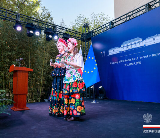 Polska w Pekinie. Konstytucja 3 maja, gry CD PROJEKT i polskie produkty Polska w Pekinie podczas obchodów Święta Narodowego w Ambasadzie RP