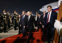 Wizyta Putina w Chinach. Rosyjskiego prezydenta powitał w Pekinie Wang Yi Wizyta Putina w Chinach i powitanie przez Wang Yi w Pekini