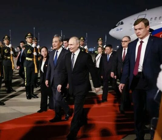 Wizyta Putina w Chinach. Rosyjskiego prezydenta powitał w Pekinie Wang Yi Wizyta Putina w Chinach i powitanie przez Wang Yi w Pekini