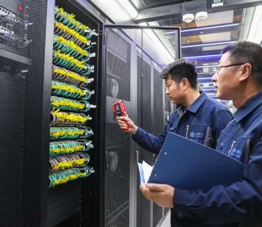 140 bilionów tokenów dziennie. Chiny mierzą nowy etap gospodarki AI AI w Chinach: pracownicy w centrum obliczeniowym China Mobile w Qingyang w prowincji Gansu.