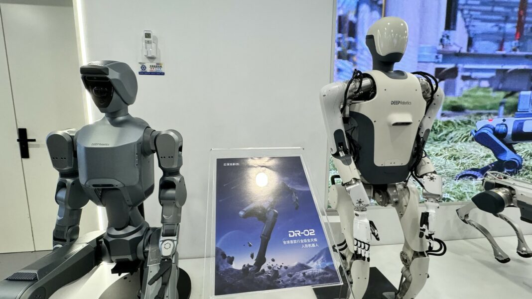ai-w-chinach-zhejiang-roboty-humanoidalne-deep-robotics (1) AI w Chinach jako przykład rozwoju robotyki, mocy obliczeniowych i innowacji technologicznych w prowincji Zhejiang