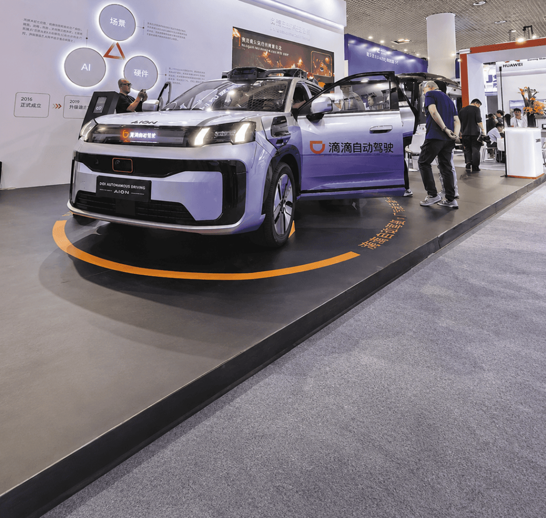 AI w transporcie w Chinach, Robotaxi R2 zaprezentowany na wystawie w Xiamen