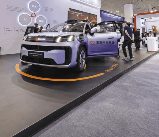 Chiny pokazują transport przyszłości. AI, robotaxi i cyfrowe drogi w Xiamen AI w transporcie w Chinach, Robotaxi R2 zaprezentowany na wystawie w Xiamen