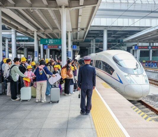 Chińska majówka na torach. 117 milionów podróży i test gospodarki usług Chińska majówka na torach: pasażerowie czekają na szybki pociąg w Chinach