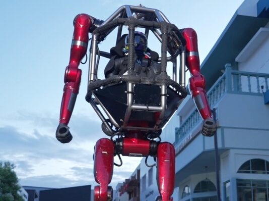 Chiński mech z Hangzhou. Unitree pokazało GD01 za 3,9 mln juanów Chiński mech Unitree GD01 podczas prezentacji w Hangzhou