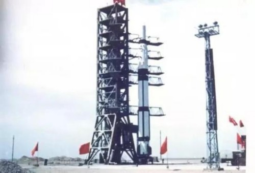 chiński program kosmiczny rakieta Chang Zheng-1 przed startem satelity Dong Fang Hong-1