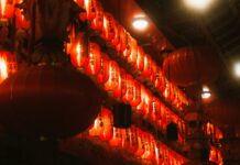 Chińskie święta. Rok powrotów, lampionów i pełni księżyca Chińskie święta i czerwone lampiony podczas obchodów Święta Wiosny