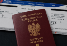Chiny bez wizy dla Polaków. Ile można zostać i jakie są zasady w 2026 roku? Chiny bez wizy dla Polaków w 2026 roku – polski paszport i karta pokładowa do Pekinu