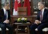 Chiny i Kanada odbudowują kanały rozmów. Wang Yi spotkał się z Markiem Carneyem Wang Yi i Mark Carney podczas spotkania w Ottawie na tle flag Chin i Kanady