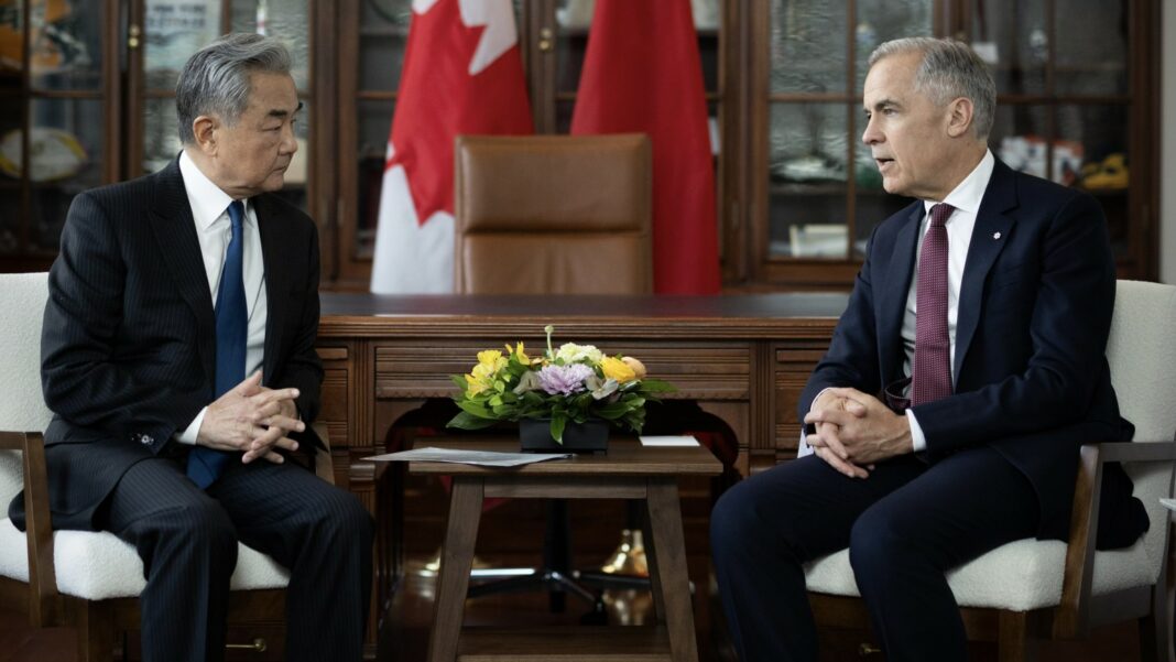 Wang Yi i Mark Carney w Ottawie Wang Yi i Mark Carney podczas spotkania w Ottawie na tle flag Chin i Kanady
