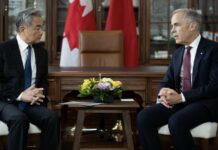Chiny i Kanada odbudowują kanały rozmów. Wang Yi spotkał się z Markiem Carneyem Wang Yi i Mark Carney podczas spotkania w Ottawie na tle flag Chin i Kanady