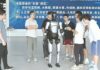 Od AI po robotykę. Chiny przebudowują uczelnie pod nowe technologie Nowe kierunki studiów w Chinach – studenci przy robocie humanoidalnym podczas otwarcia Kolegium Sztucznej Inteligencji w Guangxi
