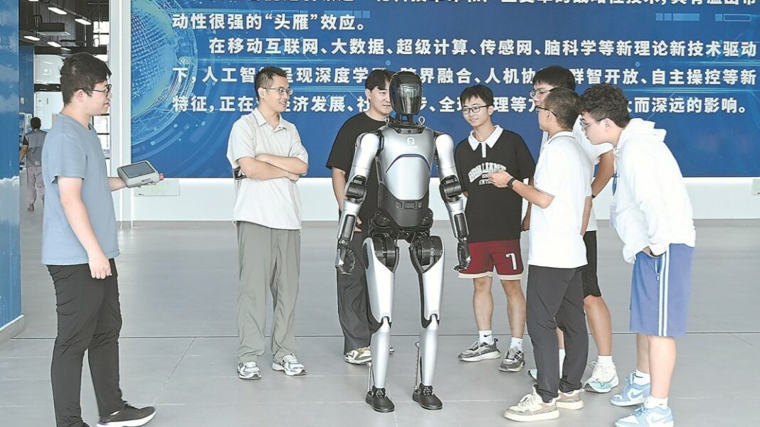 Nowe kierunki studiów w Chinach: robot humanoidalny na uczelni w Guangxi Nowe kierunki studiów w Chinach – studenci przy robocie humanoidalnym podczas otwarcia Kolegium Sztucznej Inteligencji w Guangxi
