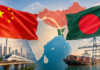 Bangladesz bliżej Chin. Pekin wzmacnia dyplomację w Azji Południowej Flagi Chin i Bangladeszu na tle mapy Azji Południowej, portu i szlaków handlowych