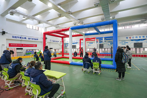 Dronowy futbol w Henanie. Tak Chiny uczą młodych technologii niskiego pułapu dronowy futbol w Henanie podczas zawodów w Zhengzhou Airport Economy Zone