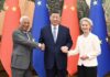 Dyplomacja Chin tej wiosny. Pekin stawia na stabilność Spotkanie przedstawicieli Chin i Unii Europejskiej w Pekinie na tle flag Chin i UE