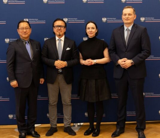 Foxconn w Jaworznie. Polska chce zbudować hub elektromobilności Foxconn w Polsce podczas spotkania w sprawie hubu elektromobilności w Jaworznie z udziałem Jun Sekiego, Wojciecha Balczuna, Elizy Zeidler i Cypriana Gronkiewicza