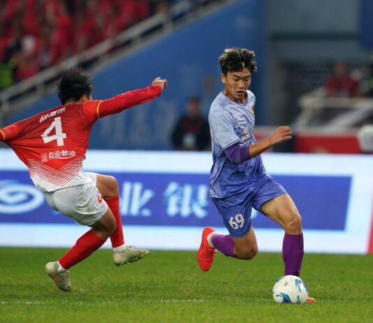 Gan Super League: lokalna piłka za 14 mld juanów w Jiangxi Gan Super League w Jiangxi i piłkarze podczas meczu otwarcia lokalnej ligi w Chinach