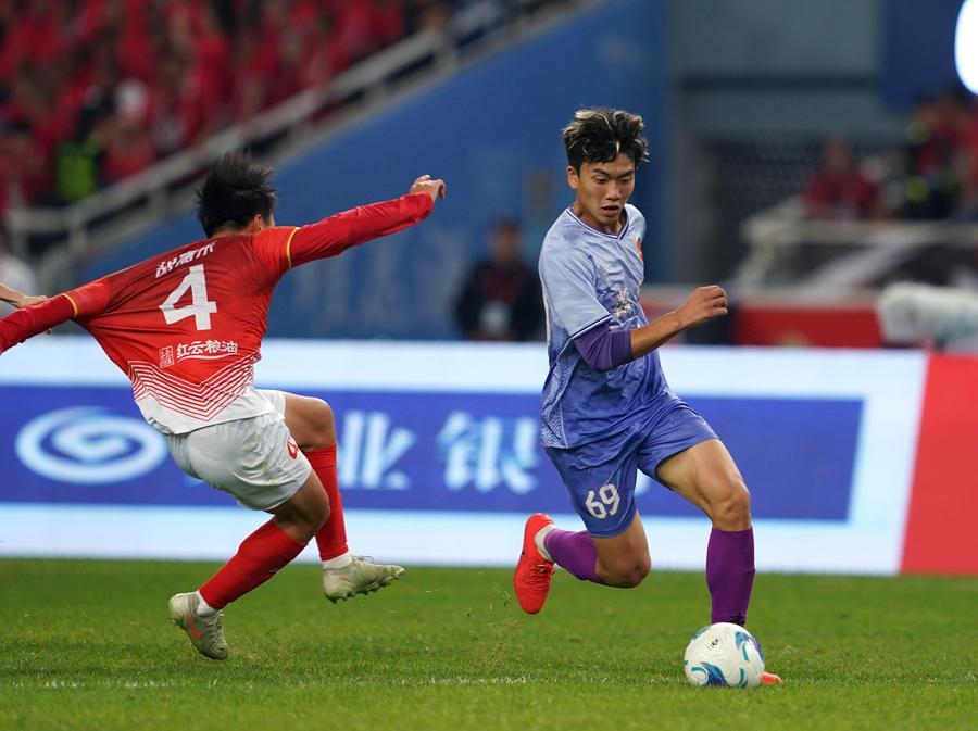 gan_super_league_xinhua Gan Super League w Jiangxi i piłkarze podczas meczu otwarcia lokalnej ligi w Chinach