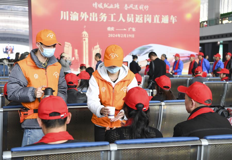 gorąca woda w Chinach podawana pracownikom na dworcu Chongqing West