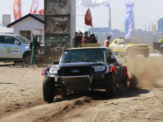 Off-road w Mongolii Wewnętrznej. Pustynny step przyciąga turystów Off-road w Mongolii Wewnętrznej na pustynnym stepie Hunshandake