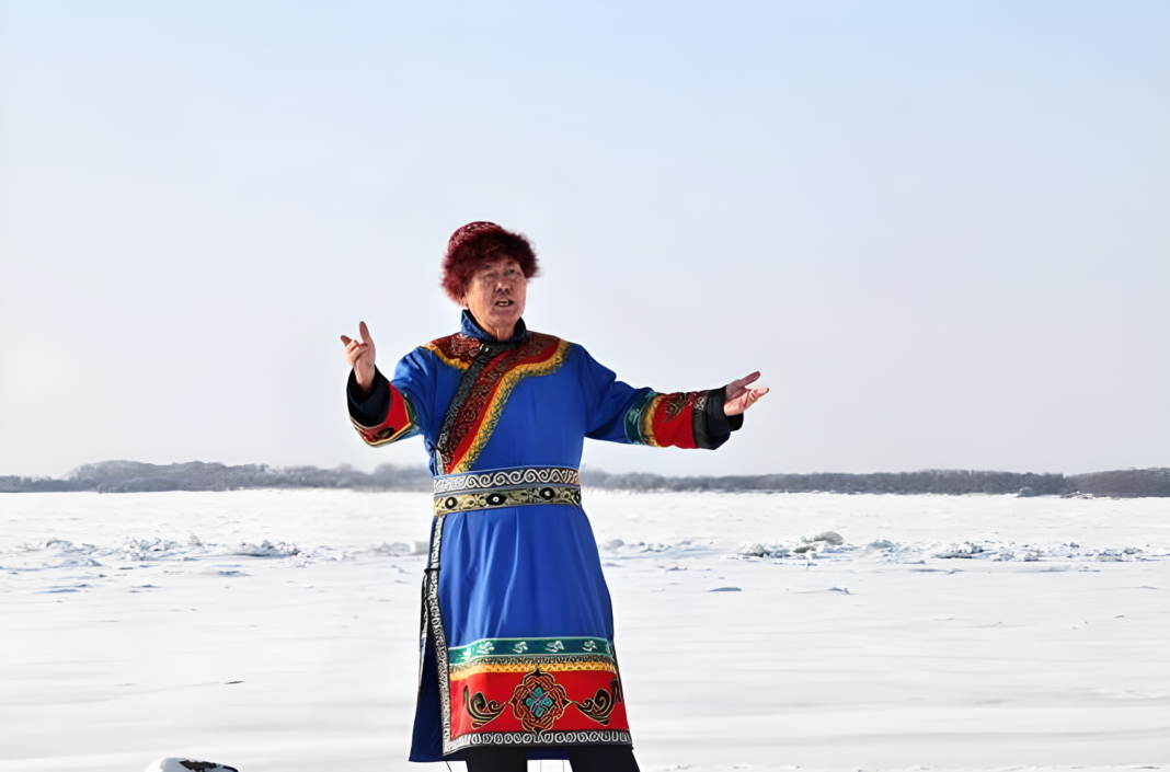 imakan-ludu-hezhen-chiny-dziedzictwo (1) Wykonawca Imakanu ludu Hezhen podczas prezentacji tradycyjnej kultury w północno-wschodnich Chinach