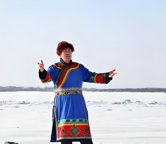 Od ginącej pieśni do żywej tradycji. Jak Chiny chronią Imakan ludu Hezhen Wykonawca Imakanu ludu Hezhen podczas prezentacji tradycyjnej kultury w północno-wschodnich Chinach