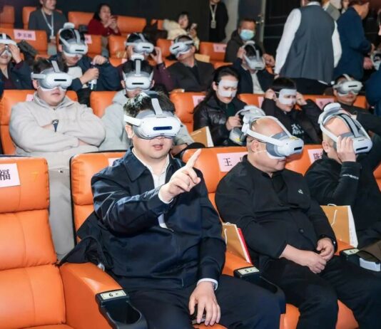 Kino VR w Chinach rozwija się coraz szybciej kino VR w Chinach i widzowie w goglach VR