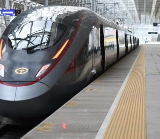 Chiny mają już ponad 50 tys. km kolei dużych prędkości Kolej dużych prędkości w Chinach – pociąg Fuxing na stacji Yan’an
