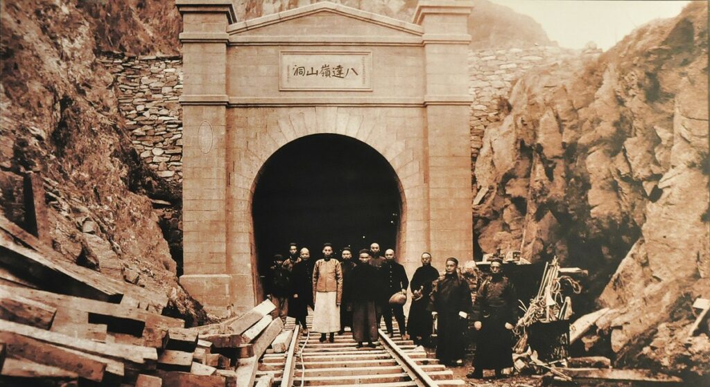 Kolej w Chinach i historyczny tunel Badaling na trasie Jingzhang