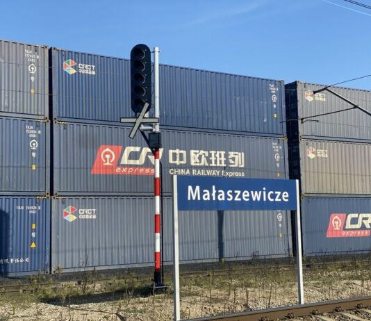 Pociągi Chiny–Europa przyspieszają. Skład z Xinjiangu ruszył do Małaszewicz Pociągi Chiny Europa w Małaszewiczach z kontenerami China Railway Express