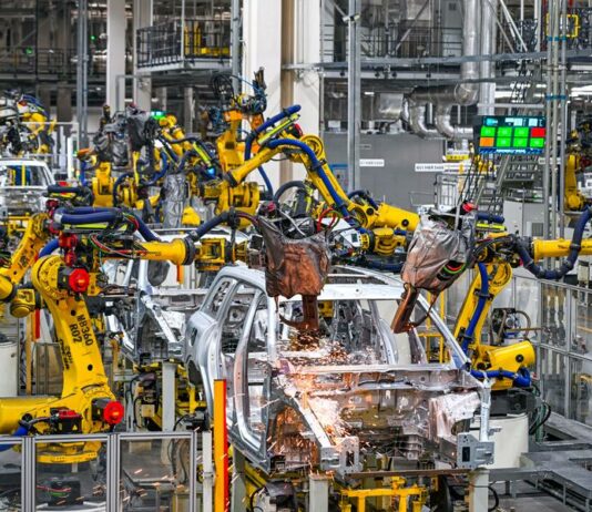 Produkcja przemysłowa Chin może sięgnąć 45 proc. świata do 2030 roku Produkcja przemysłowa Chin na automatycznej linii w fabryce Seres w Chongqing
