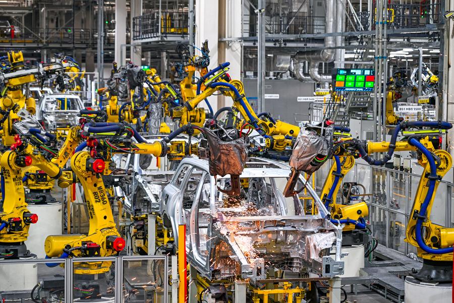 Automatyczna produkcja w chińskiej fabryce Seres w Chongqing Produkcja przemysłowa Chin na automatycznej linii w fabryce Seres w Chongqing