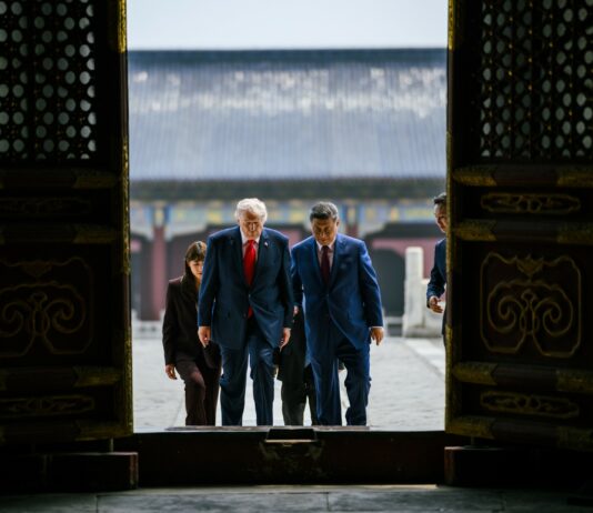 Chiny i USA szukają nowej stabilności Xi Jinping i Donald Trump w Świątyni Nieba w Pekinie podczas rozmów o relacjach Chiny USA