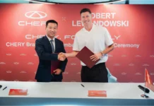 Robert Lewandowski ambasadorem Chery. Chińska marka w Europie Robert Lewandowski ambasadorem Chery podczas ceremonii z Zhu Shaodongiem
