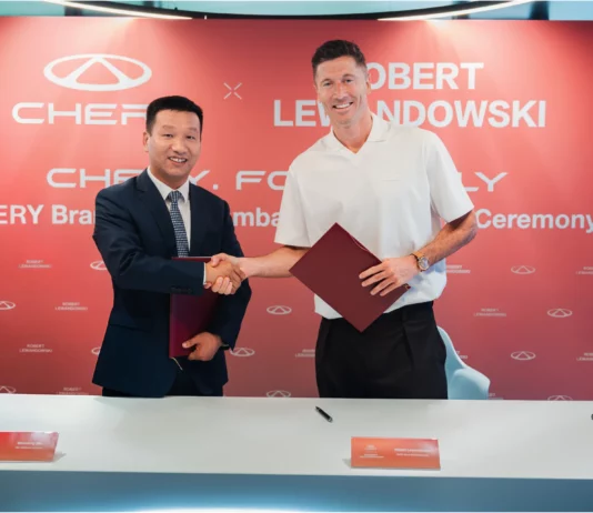 Robert Lewandowski ambasadorem Chery. Chińska marka w Europie Robert Lewandowski ambasadorem Chery podczas ceremonii z Zhu Shaodongiem