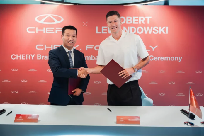 Robert Lewandowski ambasadorem Chery podczas ceremonii z Zhu Shaodongiem