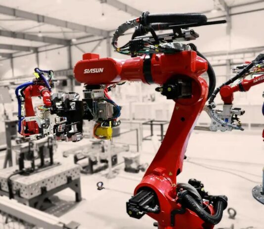 Roboty z Tianjinu mają pracować, nie pozować Roboty z Tianjinu na linii produkcyjnej SIASUN
