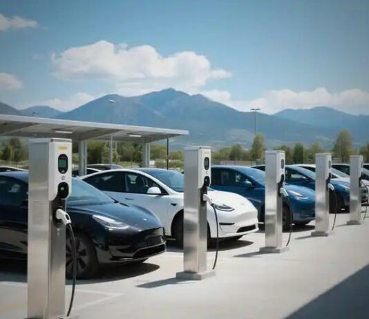 Chiny mają prawie 22 mln punktów ładowania aut elektrycznych samochody elektryczne w Chinach przy punktach ładowania na parkingu