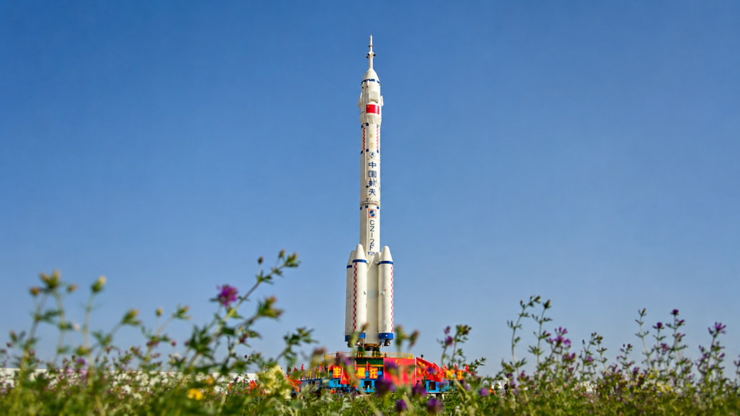 Shenzhou-23 na stanowisku startowym w Jiuquan Shenzhou-23 i rakieta Long March-2F na stanowisku startowym w Jiuquan