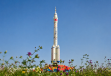 Shenzhou-23 gotowy do startu. Chiny szykują misję na Tiangong Shenzhou-23 i rakieta Long March-2F na stanowisku startowym w Jiuquan
