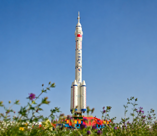 Shenzhou-23 gotowy do startu. Chiny szykują misję na Tiangong Shenzhou-23 i rakieta Long March-2F na stanowisku startowym w Jiuquan