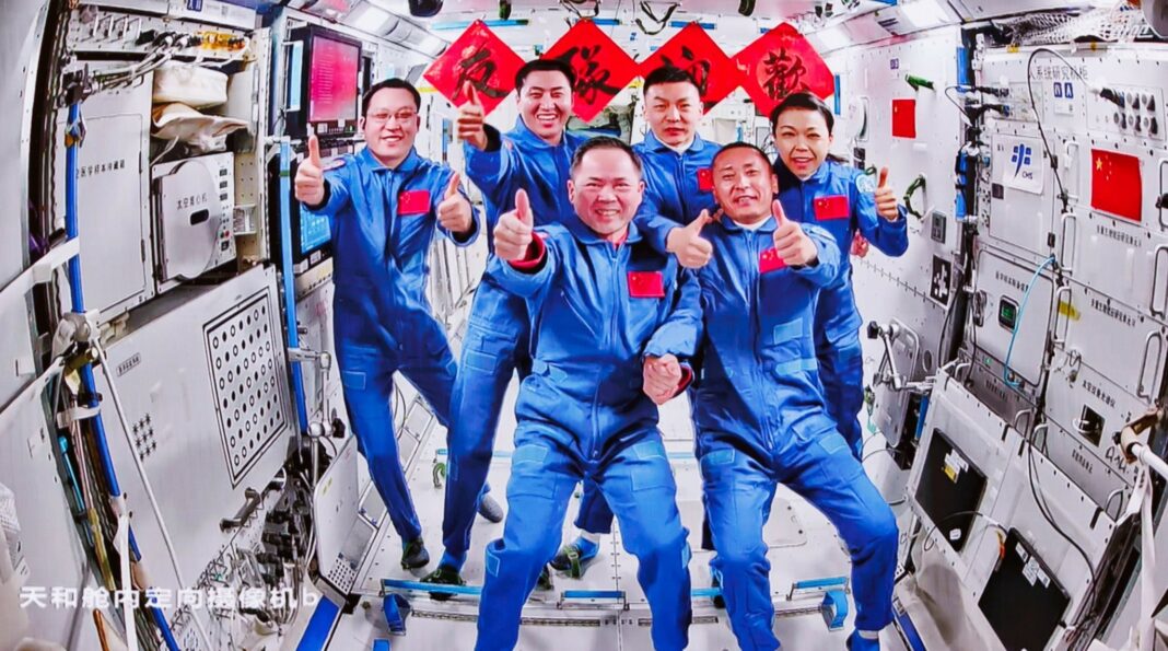 shenzhou-23-na-tiangongu-2026 Załoga Shenzhou-23 na Tiangongu podczas spotkania z astronautami Shenzhou-21