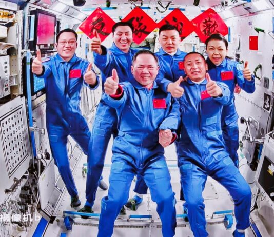 Shenzhou-23 na Tiangongu. Chiny mają sześciu astronautów na stacji Załoga Shenzhou-23 na Tiangongu podczas spotkania z astronautami Shenzhou-21