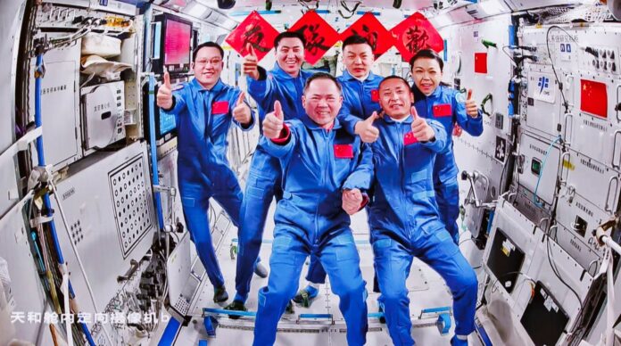 Załoga Shenzhou-23 na Tiangongu podczas spotkania z astronautami Shenzhou-21