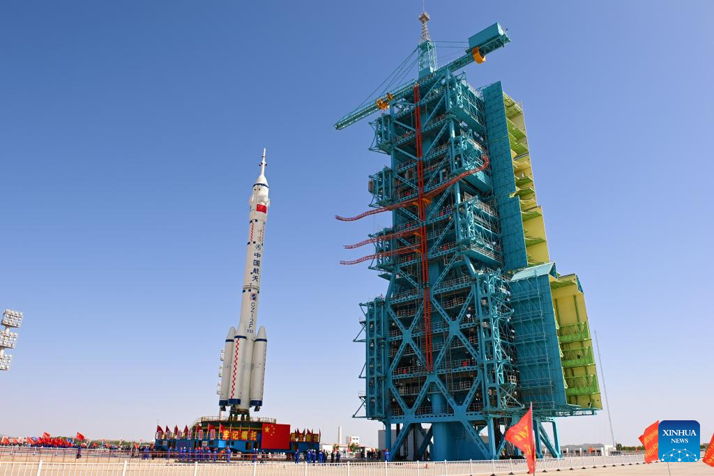 Rakieta Long March-2F ze statkiem Shenzhou-23 przed lotem na stację kosmiczną Tiangong