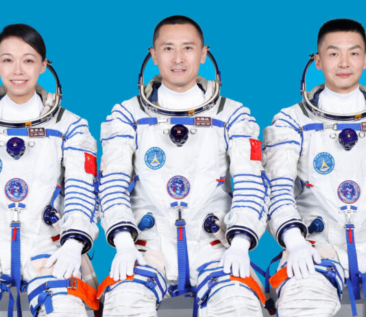Tiangong czeka na Shenzhou-23. W załodze pierwsza astronautka z Hongkongu Załoga Shenzhou-23 przed lotem na stację kosmiczną Tiangong