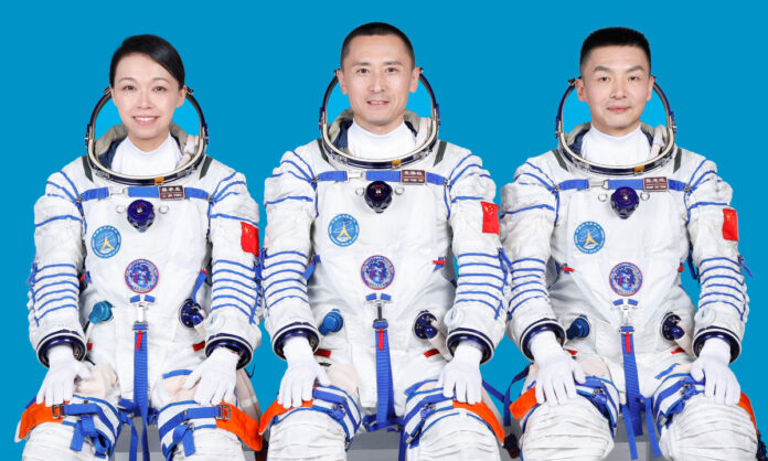 Załoga Shenzhou-23 poleci na stację kosmiczną Tiangong Załoga Shenzhou-23 przed lotem na stację kosmiczną Tiangong