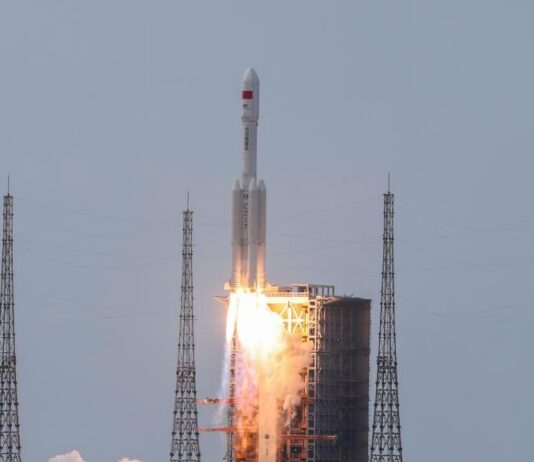 Tianzhou-10 dotarł do Tiangong. Chiny wzmacniają swoją logistykę orbitalną Tianzhou-10 startuje z kosmodromu Wenchang na rakiecie Long March-7 Y11