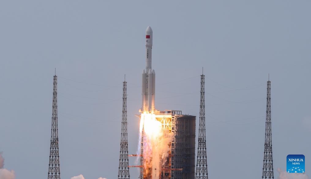 Tianzhou-10 startuje z kosmodromu Wenchang na rakiecie Long March-7 Y11